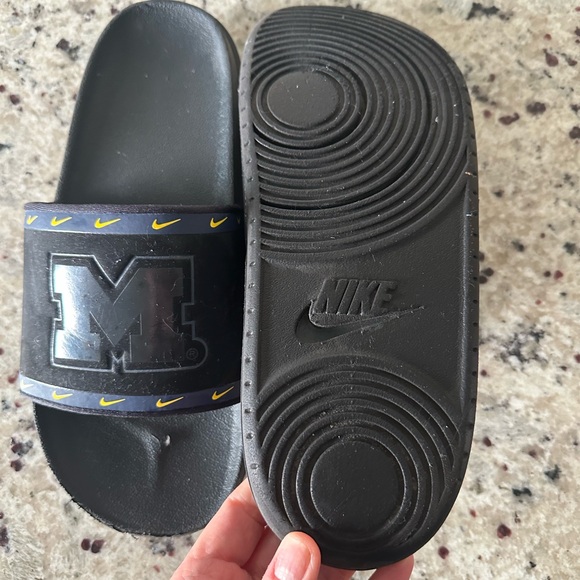 Michigan Nike Slides - Picture 3 of 5
